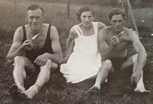 Junge frau sitzt - sitzt, 1935