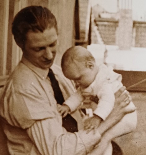 Junger mann sitzt mit - mann, baby