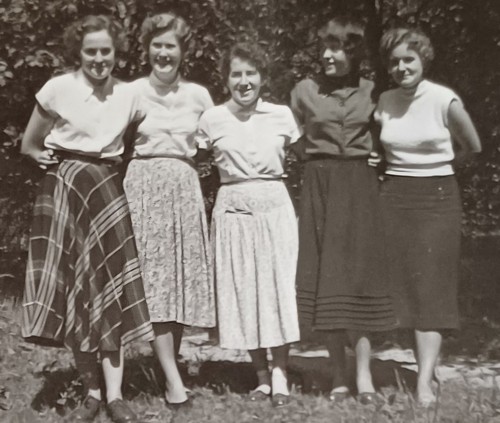 Fünf schöne junge frauen - junge,