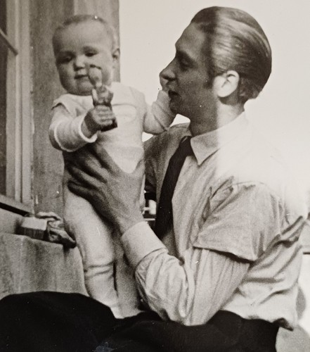 Junger mann sitzt mit - sitzt, baby