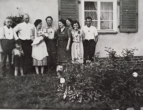 Glückliche familie steht - glückliche,