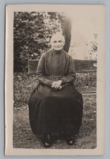 Großmutter sitzt auf Bank -