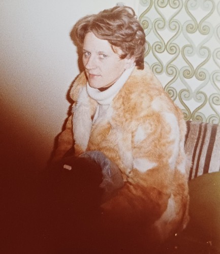 Frau pelzmantel sitzt auf - pelzmantel,