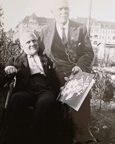 Alter mann sitzt - sitzt, lehne