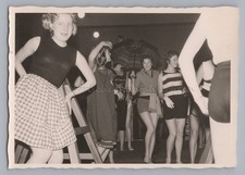 Mädchen bei 'Modenschau' -