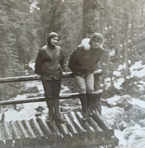 Zwei junge frauen stehen mit - junge,