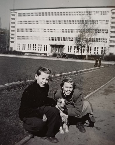 Junge mädchen hocken 1952 mit - mädchen,
