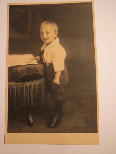 Linz stehender kleiner junge - linz,