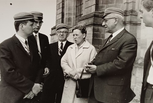 Gruppe männer mit - gruppe, kappen