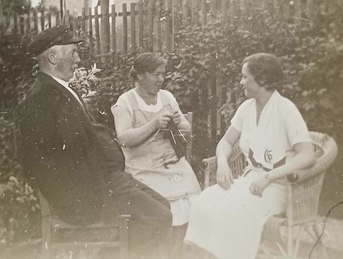 Junge frau sitzt 1933 bei - frau,