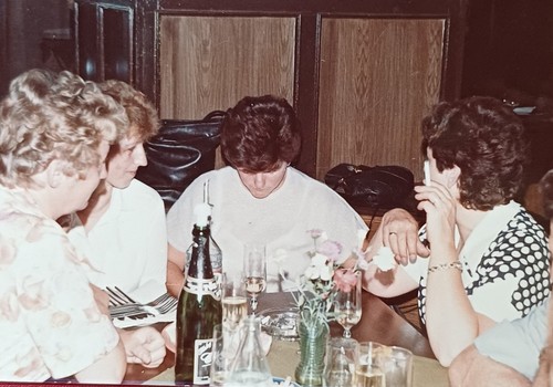 Vier lockige frauen sitzen - vier,