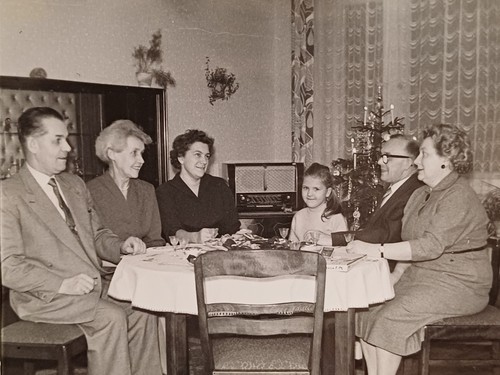 Familie sitzt weihnachten vor - familie,