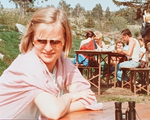 Junge frau sitzt allein - junge,