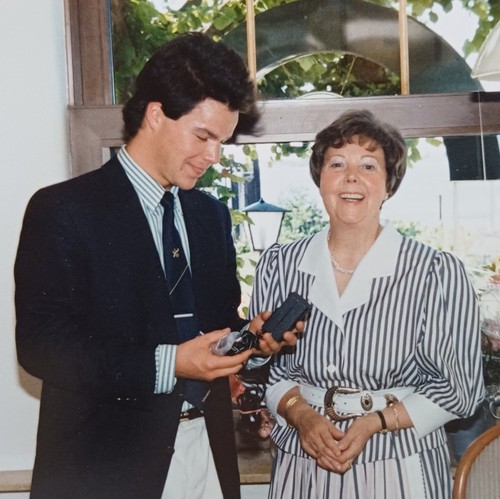 Elegante frau steht lachend - elegante,