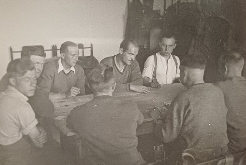 Gruppe männer sitzt tisch - gruppe,